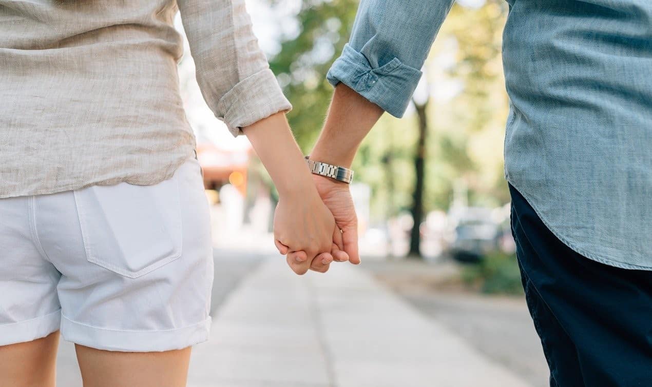 couple-relationship holding hands