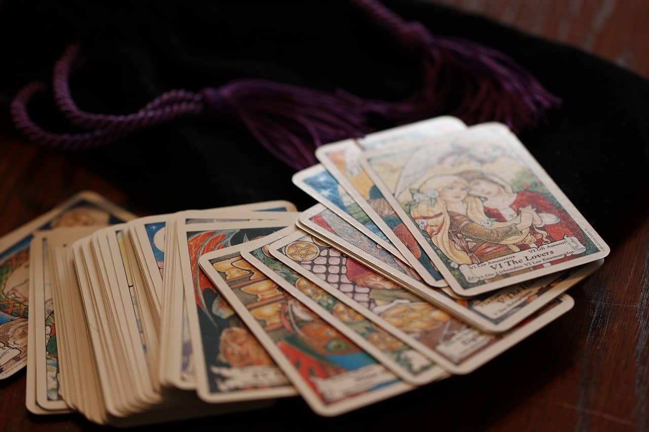 tarot cards table