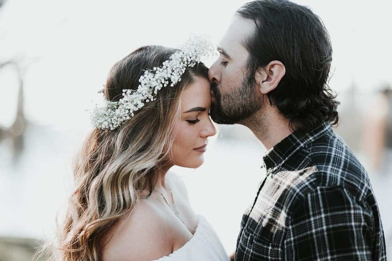 couple kiss forehead