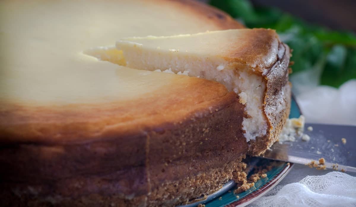 slicing cake