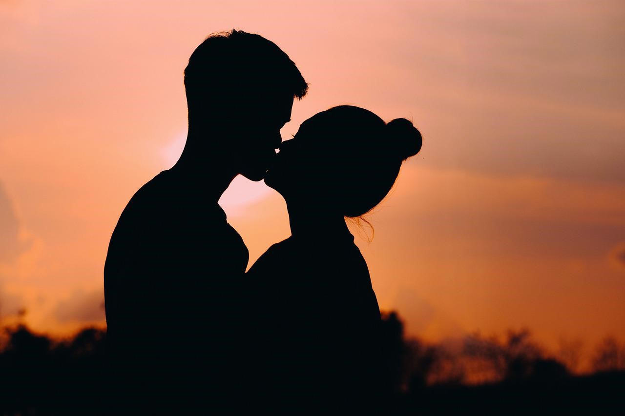 silhoutte of couple kissing