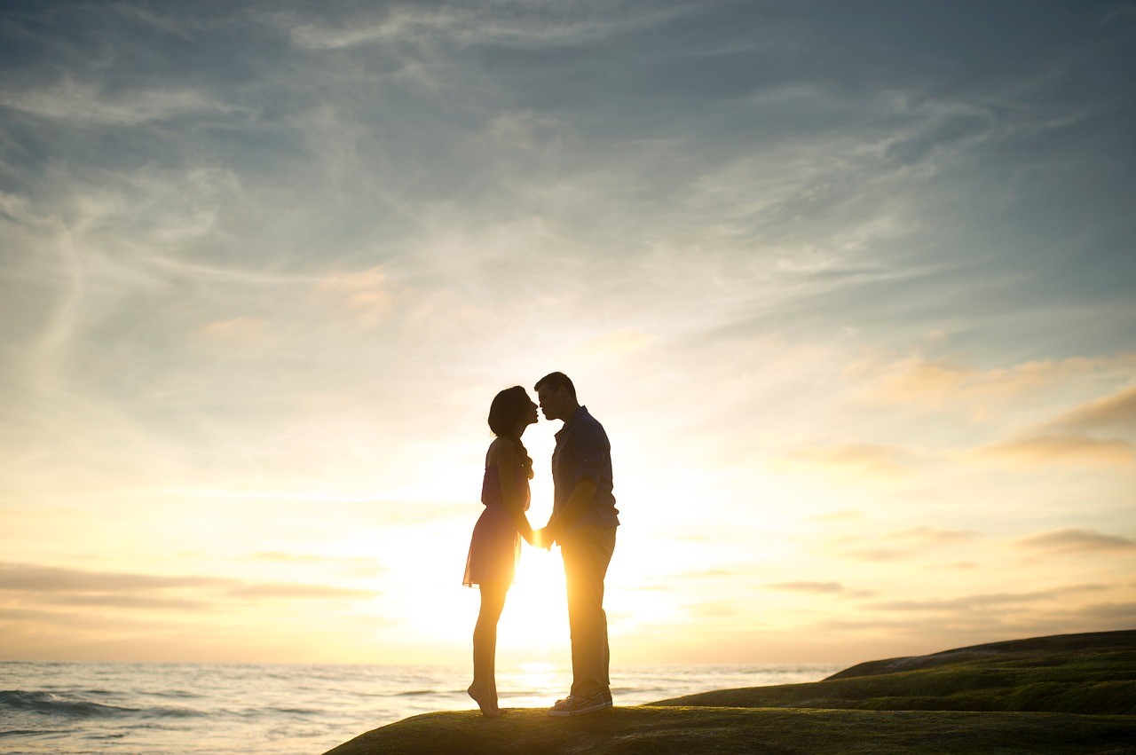 silhoutte of couple going in for a kiss