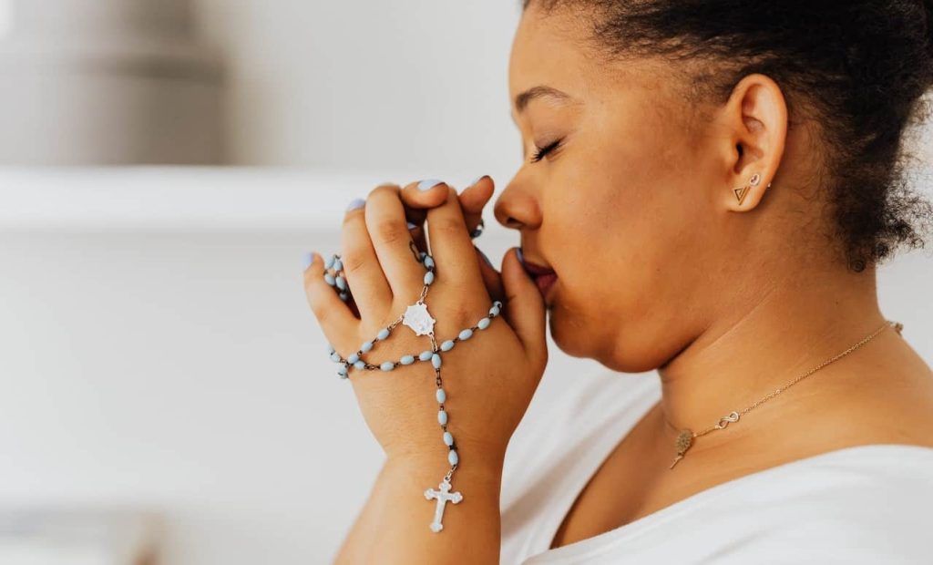 woman with a rosary praying