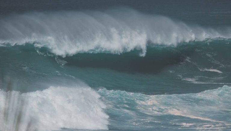 Biblical Meaning of Big Waves in Dreams (Explained)