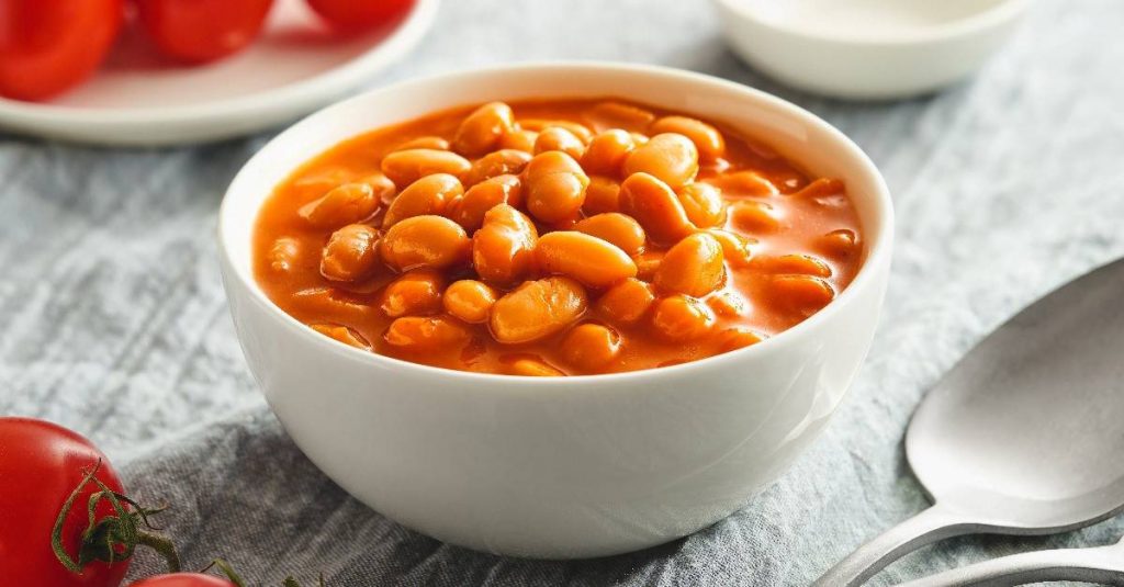cooked beans with tomato sauce