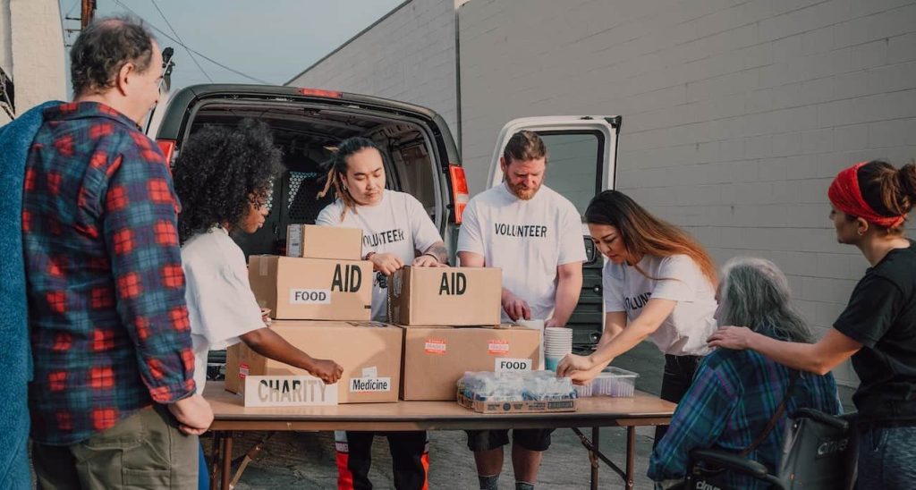 volunteers giving food aid