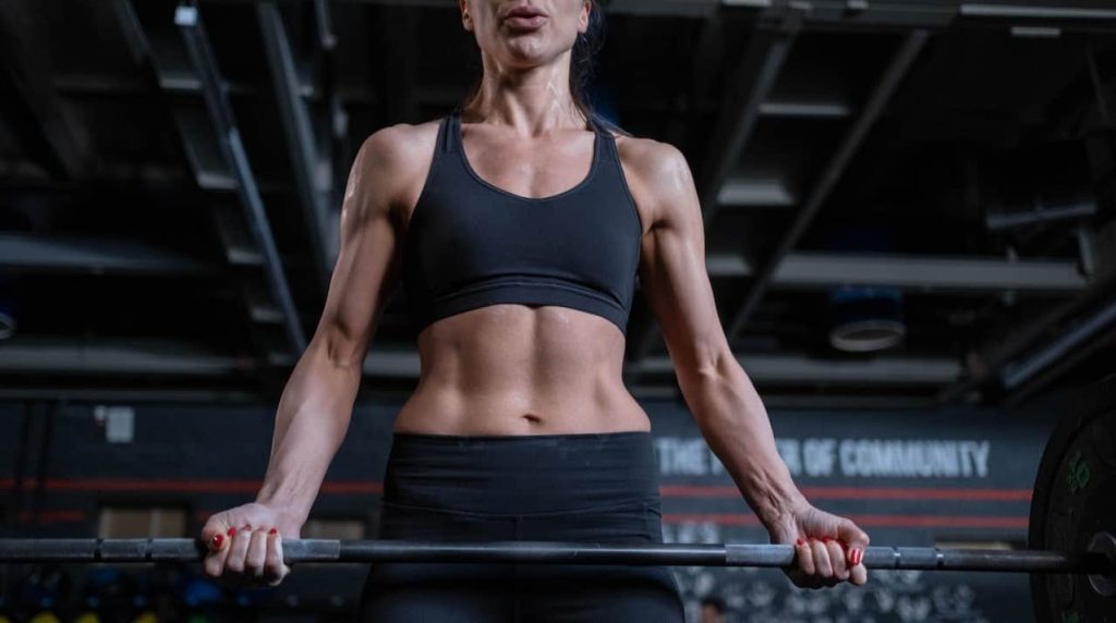 woman lifting a barbell