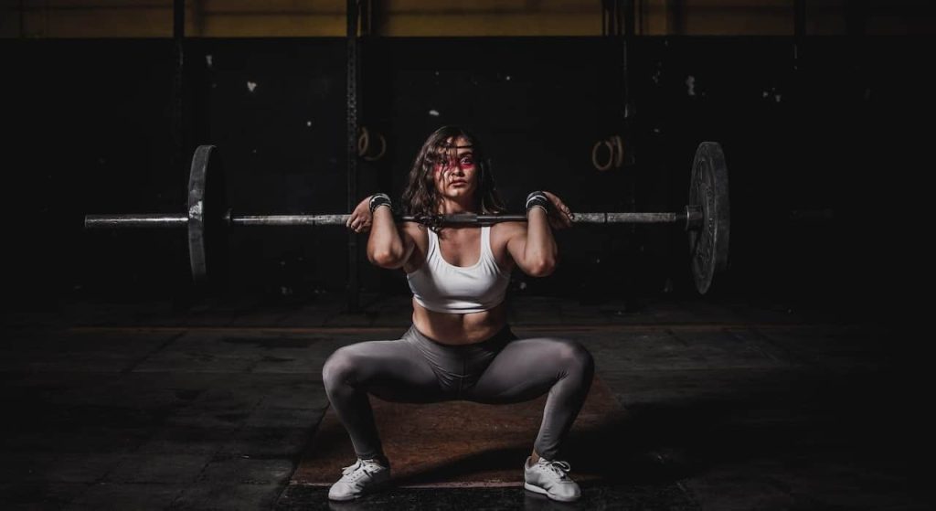 woman lifting barbel