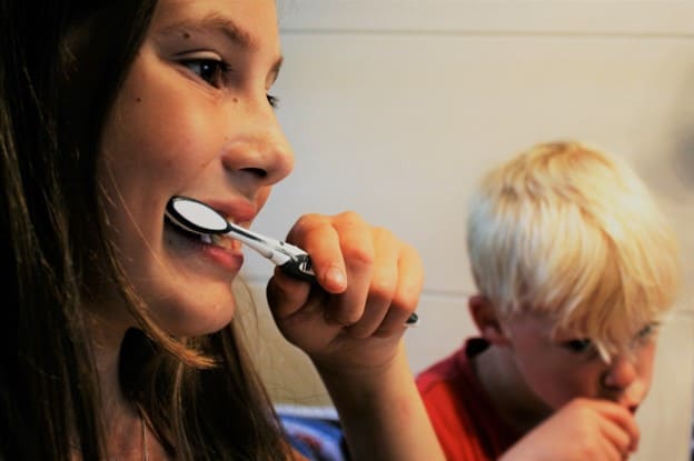 children brushing teeth